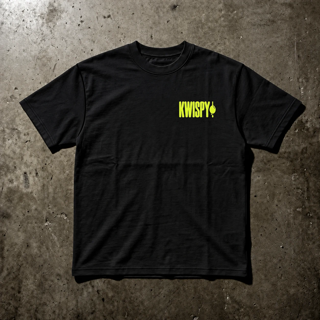 Schwarzes KWISPY Streetwear Tee mit kleinem gelbem Brustlogo und Löffel